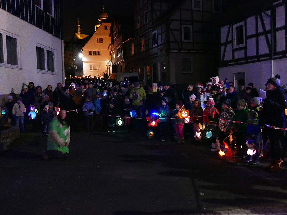 Sankt Martin Laternenumzug durch die Stadt (Foto: Karl-Franz Thiede)